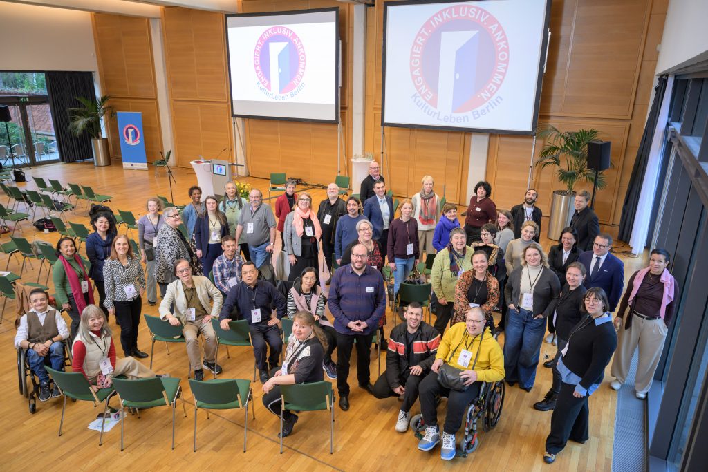 Gruppenfoto Teilnehmer*innen Fachtag_Fotograf: Peter Adamik Gruppenfoto Teilnehmer*innen Fachtag_Fotograf: Peter Adamik